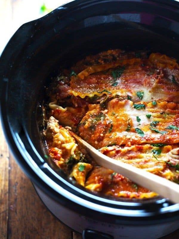 Super Easy Skinny Veggie Crockpot Lasagna - a handful of simple ingredients for a healthy family dinner. | https://natural-los.today